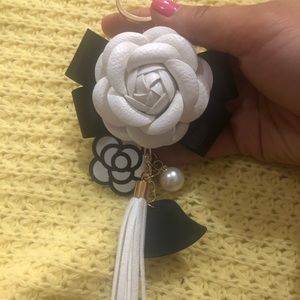 White flower leather keychain
